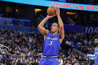 持续火热！贝恩上半场9投6中&amp;三分4中3砍下18分 正负值+9