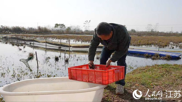 卢勇正在备货。人民网江楠摄