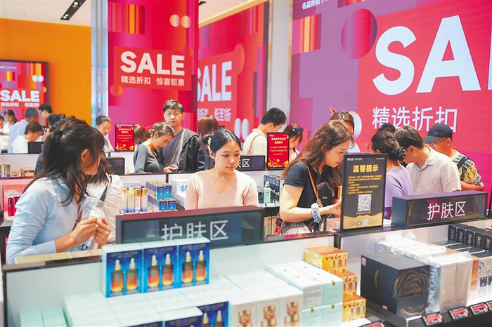 二月二十二日，cdf海口国际免税城内人头攒动，消费者在选购免税品。海南日报全媒体记者 张茂 摄