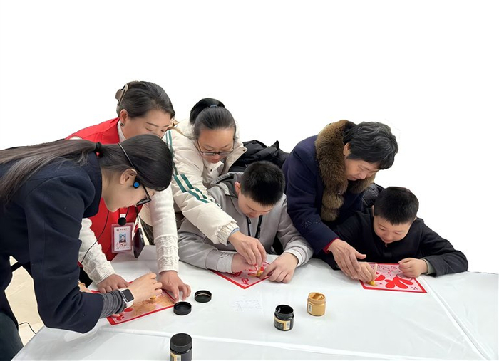 2月18日，农历正月初二，游客在郑州商都遗址博物院体验马年主题拓印。 受访者供图