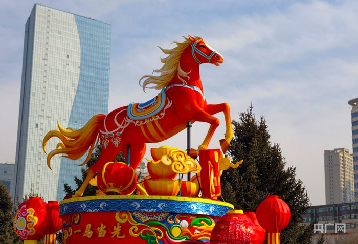 中心广场马年生肖彩灯栩栩如生（央广网记者  张海东  摄）