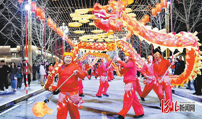 2月18日晚，宽城满族自治县碾子峪镇孤山子村新春灯会上，花会表演舞出精气神。 河北日报记者 李建成摄