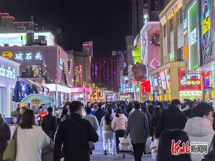 夜幕降临，湾里庙步行街上游客摩肩接踵热闹非凡。（王怡文/摄）