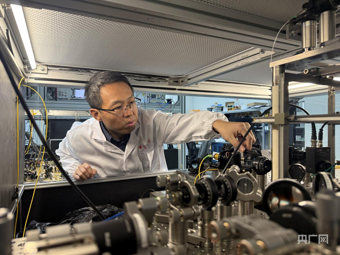 中国科学技术大学教授包小辉正在优化单原子的荧光信号收集（央广网记者  鲍玉婵摄）