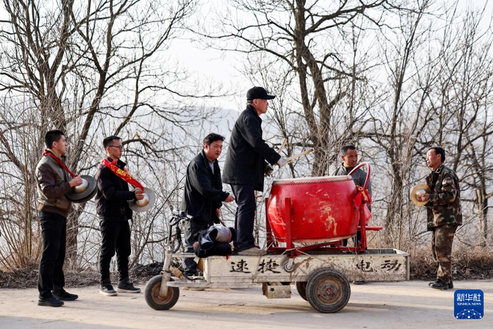 2月21日，在甘肃省静宁县贾河乡侯山村，村民在敲锣打鼓。新华社发（侯崇慧摄）