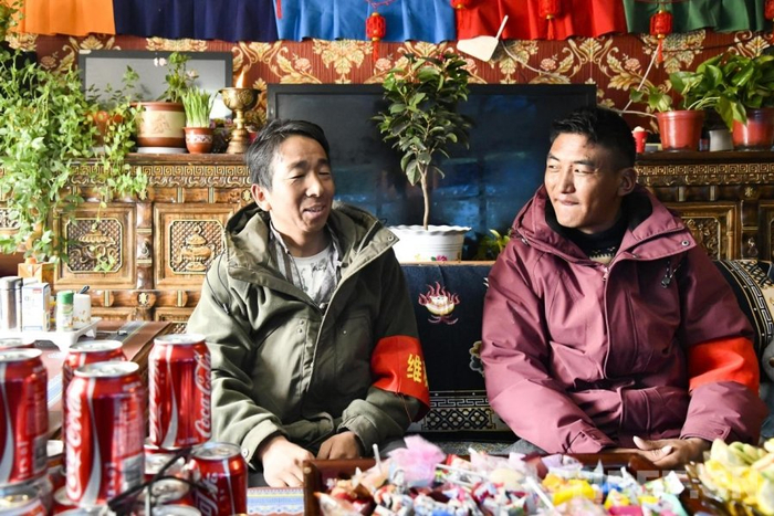 图为罗啟明（左）和边巴欧珠（右）向记者介绍典角村情况　摄影：赵振宇