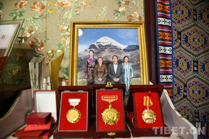 图为罗啟明和尼吉的全家福　摄影：赵振宇