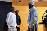 体型差好多！詹姆斯赛后和华盛顿指挥官四分卫杰登·丹尼尔斯见面