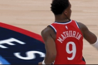 高难度！第三节还剩3.5秒 马瑟林接球底线面对包夹翻身压哨中投！