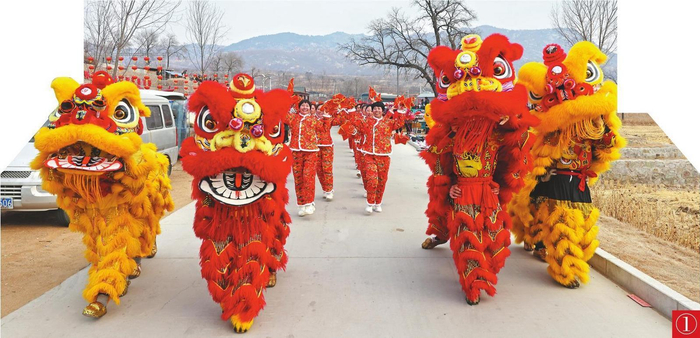 ①绥中县明水满族乡祝家沟村文化广场上村民自发组织的迎新春“村晚”，让村民们乐在其中。 本报特约记者 田嘉 摄