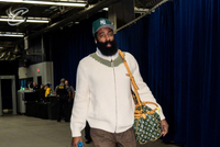 骑士众将入场穿搭：登哥上长下短造型依旧时尚 小黑潇洒全黑造型