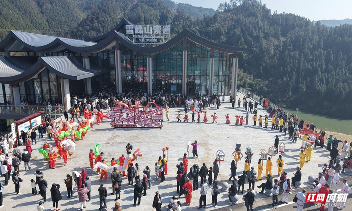 雪峰山索道人流如织。