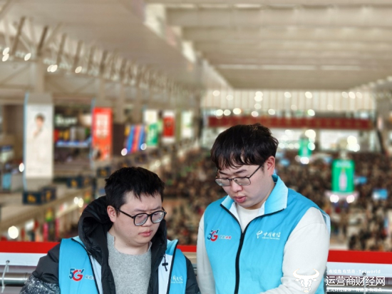 （上海电信保障人员在虹桥高铁出发层，对大客流保障调整优化数据进行验证）