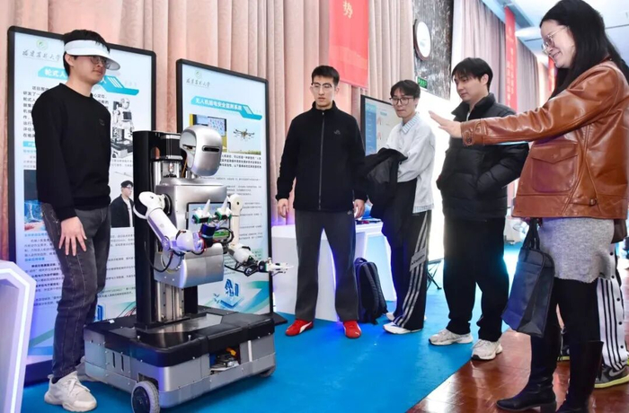 工作人员展示福小智F1-D使用方法。图源：科技日报