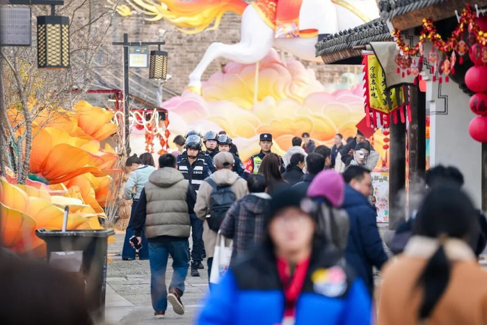宁波公安派遣警力入景区巡逻。