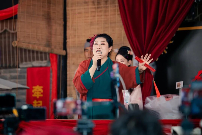 2024年春天，开封万岁山武侠城的《王婆说媒》节目毫无征兆地火爆全网 图/受访者提供