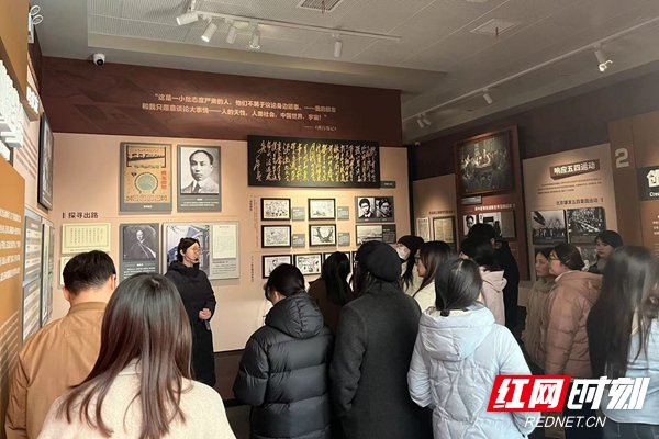观众在新民学会旧址内参观。