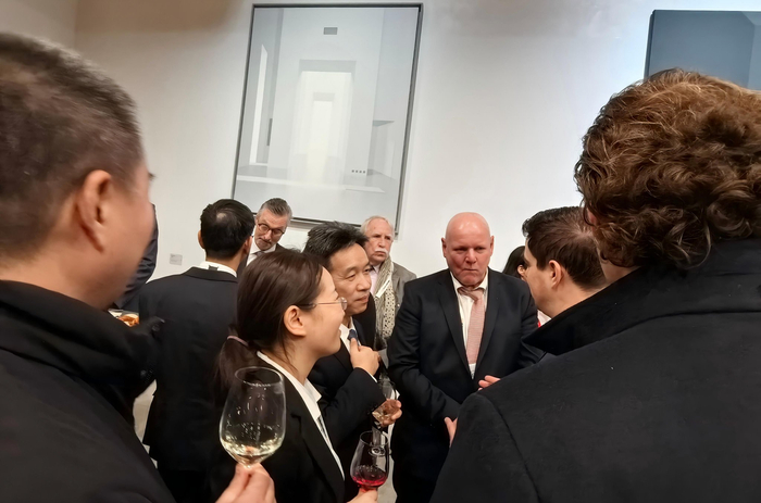 北京市顺义区常务副区长李欣在峰会上向前来咨询的企业家介绍北京、顺义和北京中德示范区的情况组委会供图)     