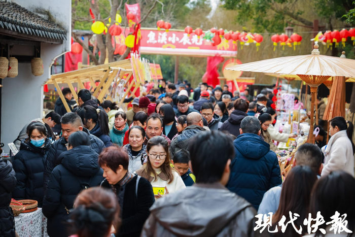游客涌入焦溪古镇寻年味