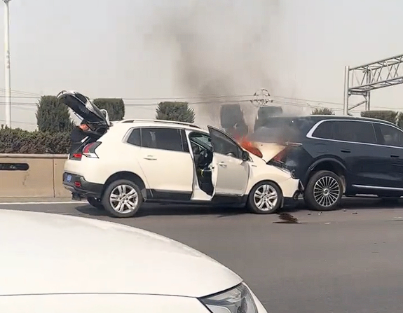 追尾引发火灾示意