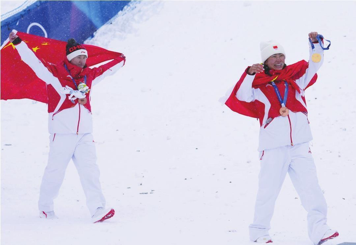 　　夫妇在同届冬奥会上包揽男女个人金牌，在中国冰雪史上尚属首次。图为徐梦桃（右）、王心迪夫妇在颁奖仪式后。