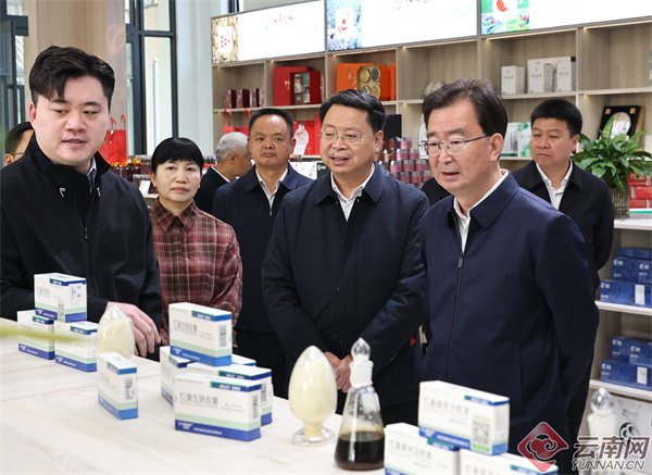 王宁来到位于弥勒产业园的“红河九红+”销售中心，调研高原特色农产品市场开拓和品牌培育工作。记者 陈飞 摄