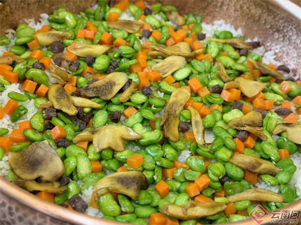 铜锅牛肝菌焖饭 云安会都供图