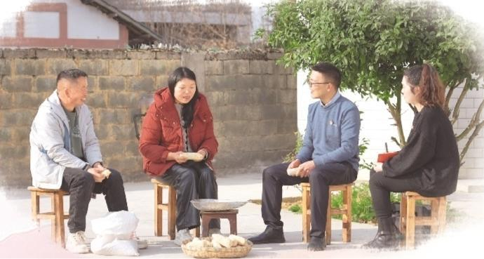 毕节市威宁自治县纪委监委干部深入田间地头、村落院坝走访，面对面了解群众困难，收集问题线索。  朱四运 摄