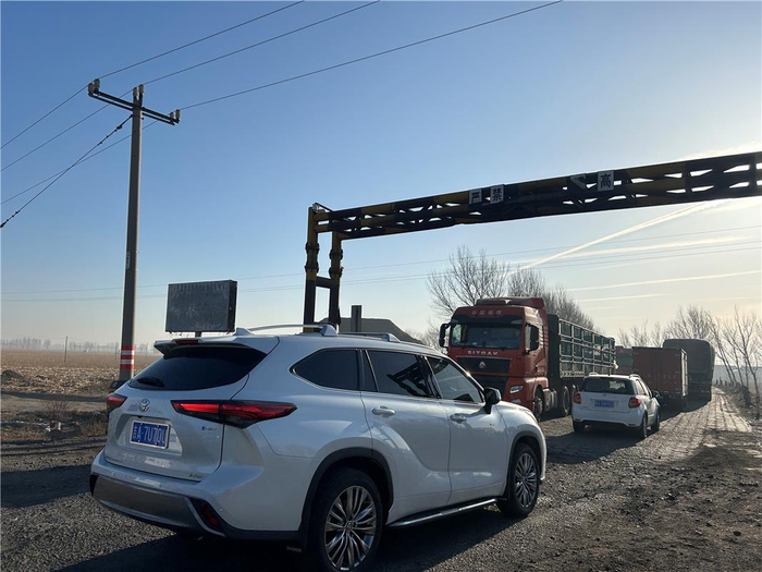 　公路上的车流有序通过。