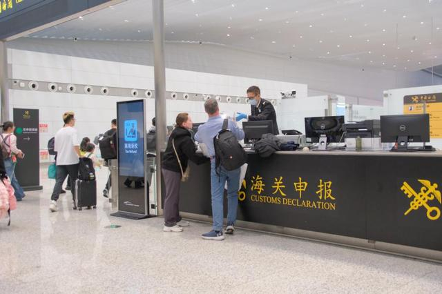 2月23日，广州白云机场海关关员在出境申报台为旅客办理离境退税验核业务。（受访者供图）