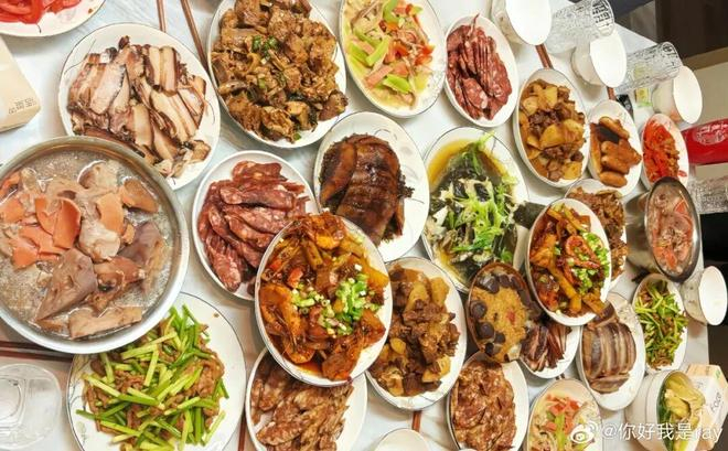 ▲今年的年夜饭。图 / 微博@你好我是ray
