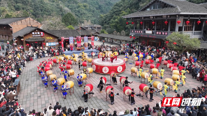 湘西矮寨奇观旅游区热闹的民俗表演。