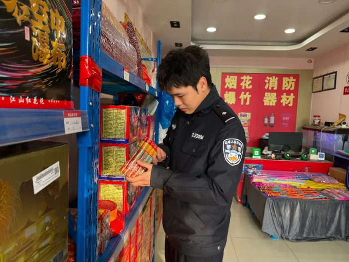 宁波公安检查烟花爆竹。