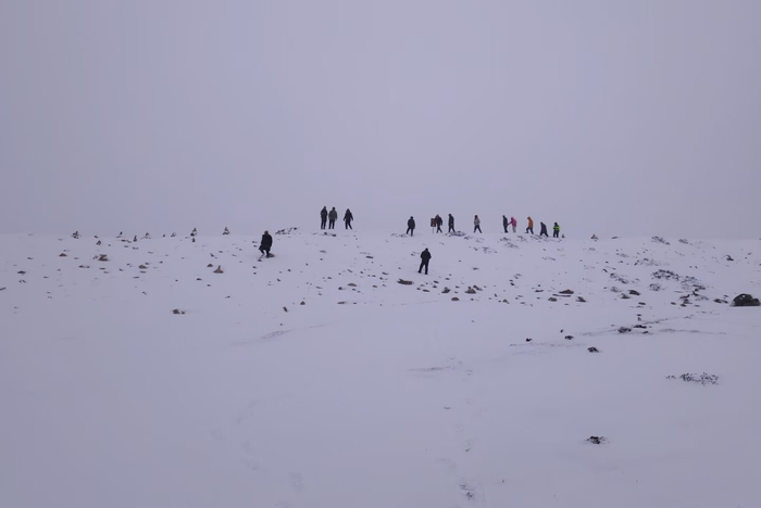 △ 上山救援的人群，受访者供图