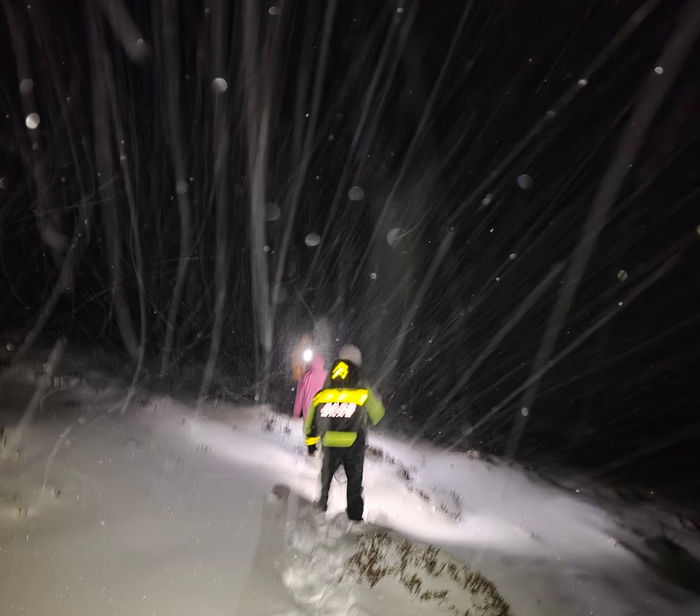 △ 上山救援的人群，受访者供图