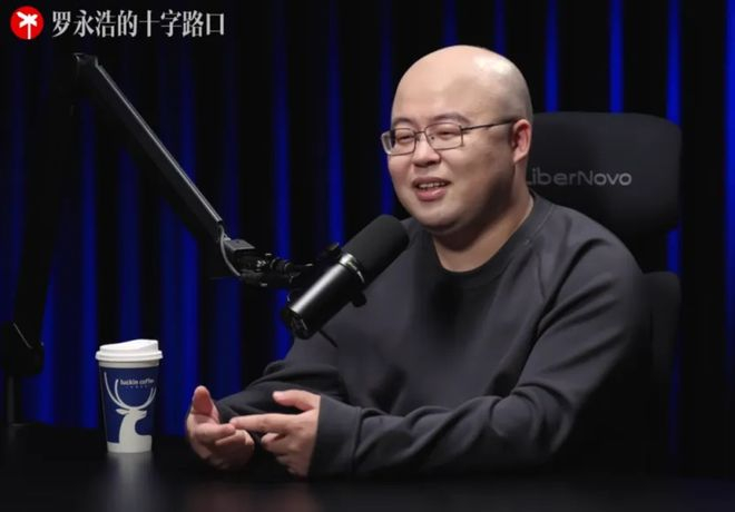 ▲闫俊杰参加《罗永浩的十字路口》