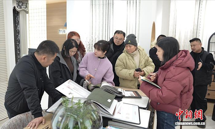 2月24日，中国轻纺城北联市场内，客商洽谈热络。李斯承 摄