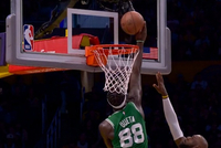 雷迪克：如果科塔把手伸进篮筐不是干扰球 那文班该每球都这么防