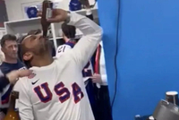 FBI局长同美国冰球队疯狂泼洒酒水同庆夺冠，美网民愤怒质问：你管这叫工作？