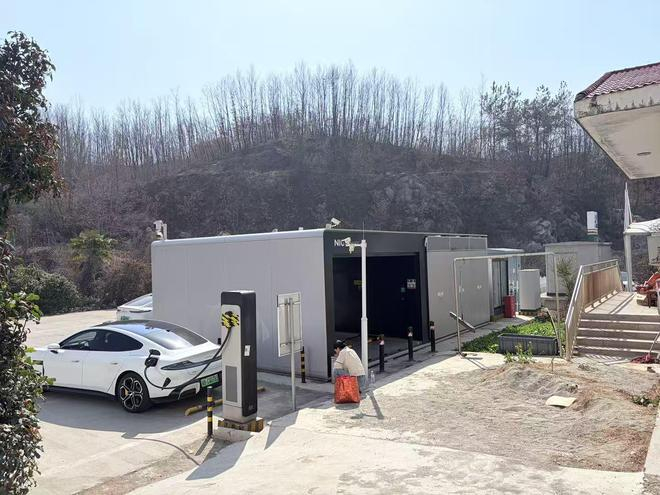  换电站旁的充电桩 图片来源：时代周报记者摄