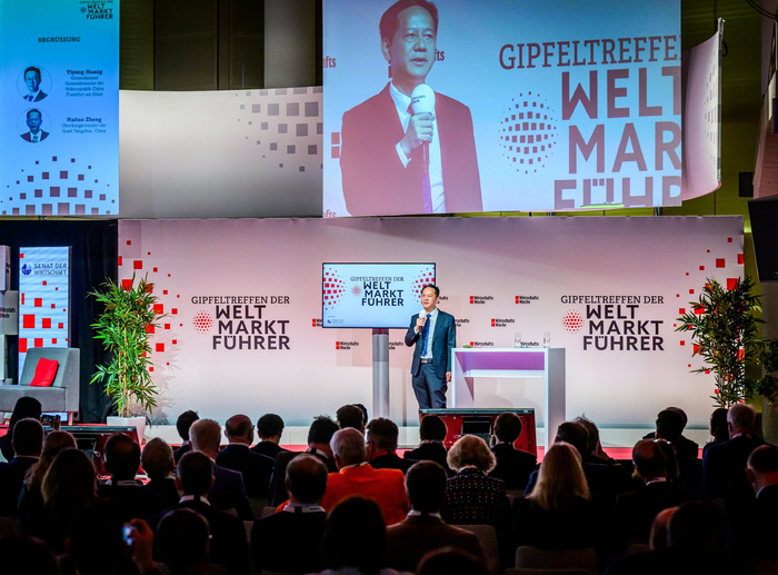 郑海涛市长在主峰会致辞和推介(组委会供图)