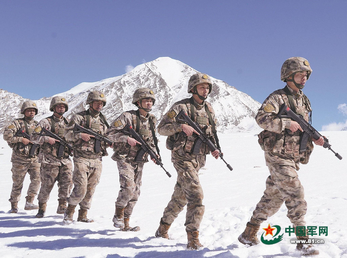 　　穿越冰原。马森 摄