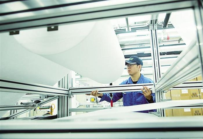 在普瑞奇科技（沧州）有限公司，工人正加紧生产。