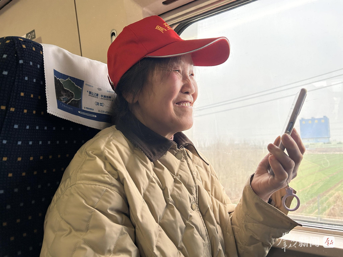 务工人员搭乘G1922次列车奔赴岗位，图为与家人微信电话联系。