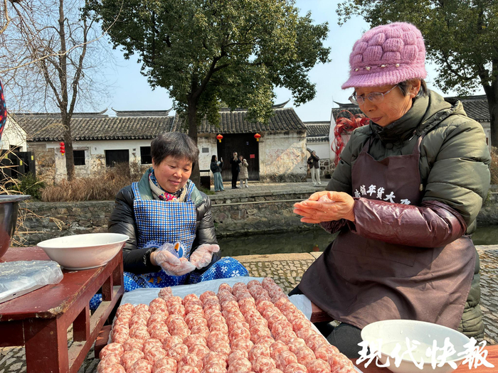 古镇阿姨们做焦溪肉圆 葛小林 摄