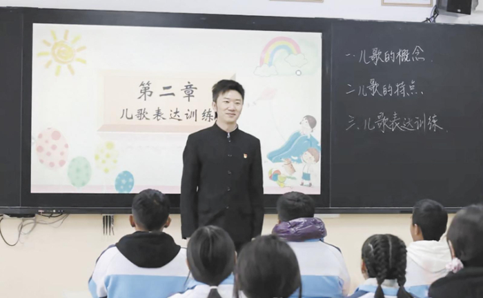 徐渤为孩子们上课。程宦宁 摄