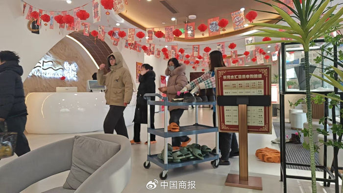 假期收尾，东北县城浴池里迎来客流高峰。