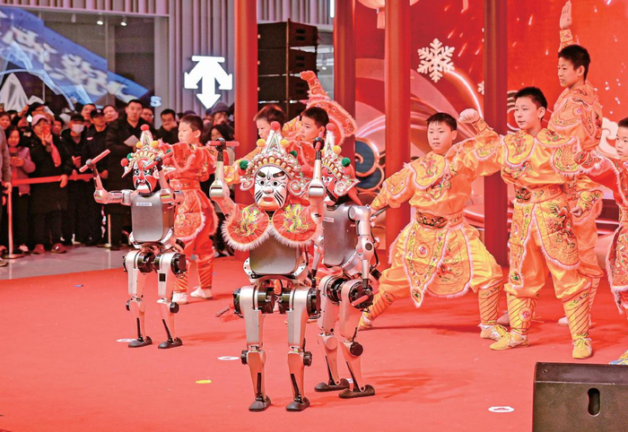 2月19日，2026海淀新春科技庙会开幕式上，小朋友和机器人共跳英歌舞。 新京报记者 浦峰 摄