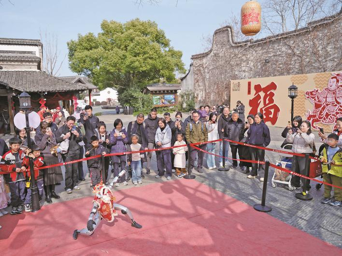 　　昨天是春节长假最后一天，宇树机器人亮相乌镇，表演武术并与游客互动，为水乡的年味平添科技感。　　■摄影 记者 田建明