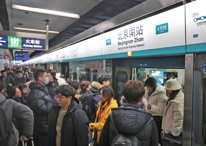 2月22日深夜，地铁4号线北京南站，乘客在排队上下车。